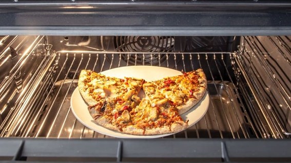 recalentar una pizza en el horno