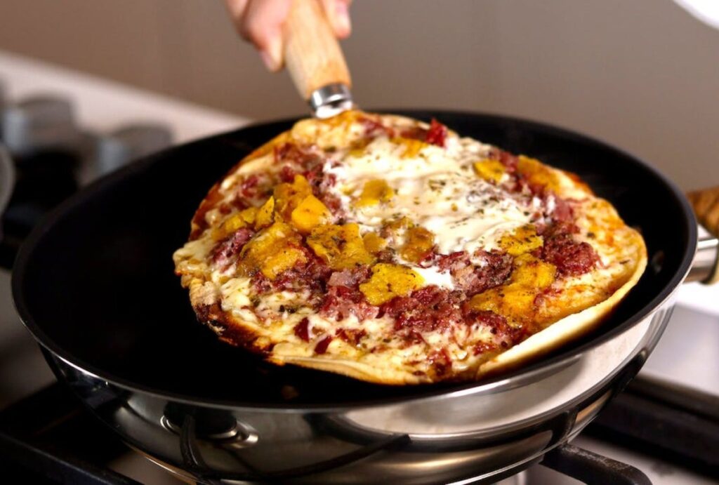 recalentar una pizza utilizando una sartén